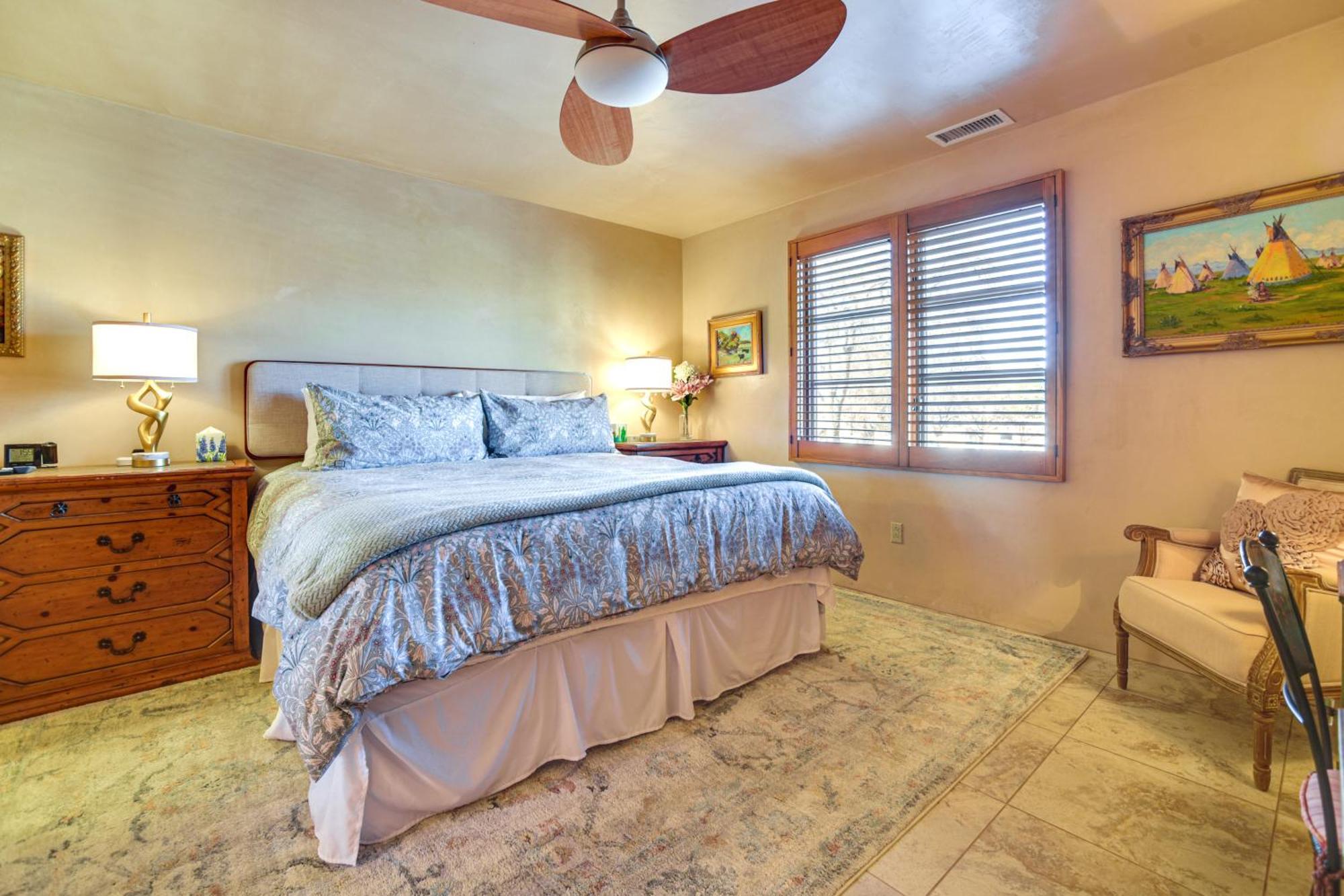 Walk To Plaza With Kiva Fireplace!