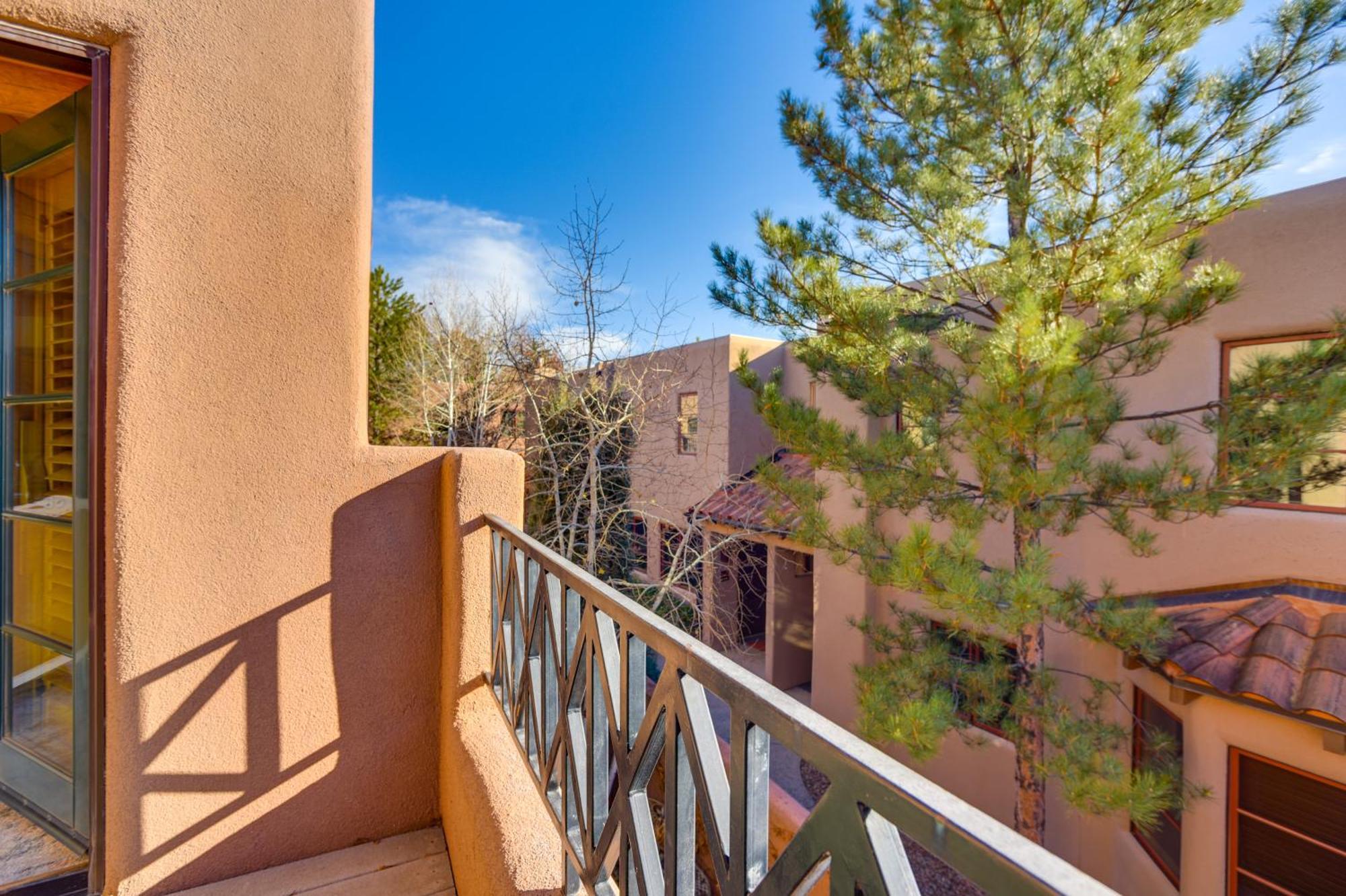 Walk To Plaza With Kiva Fireplace! *