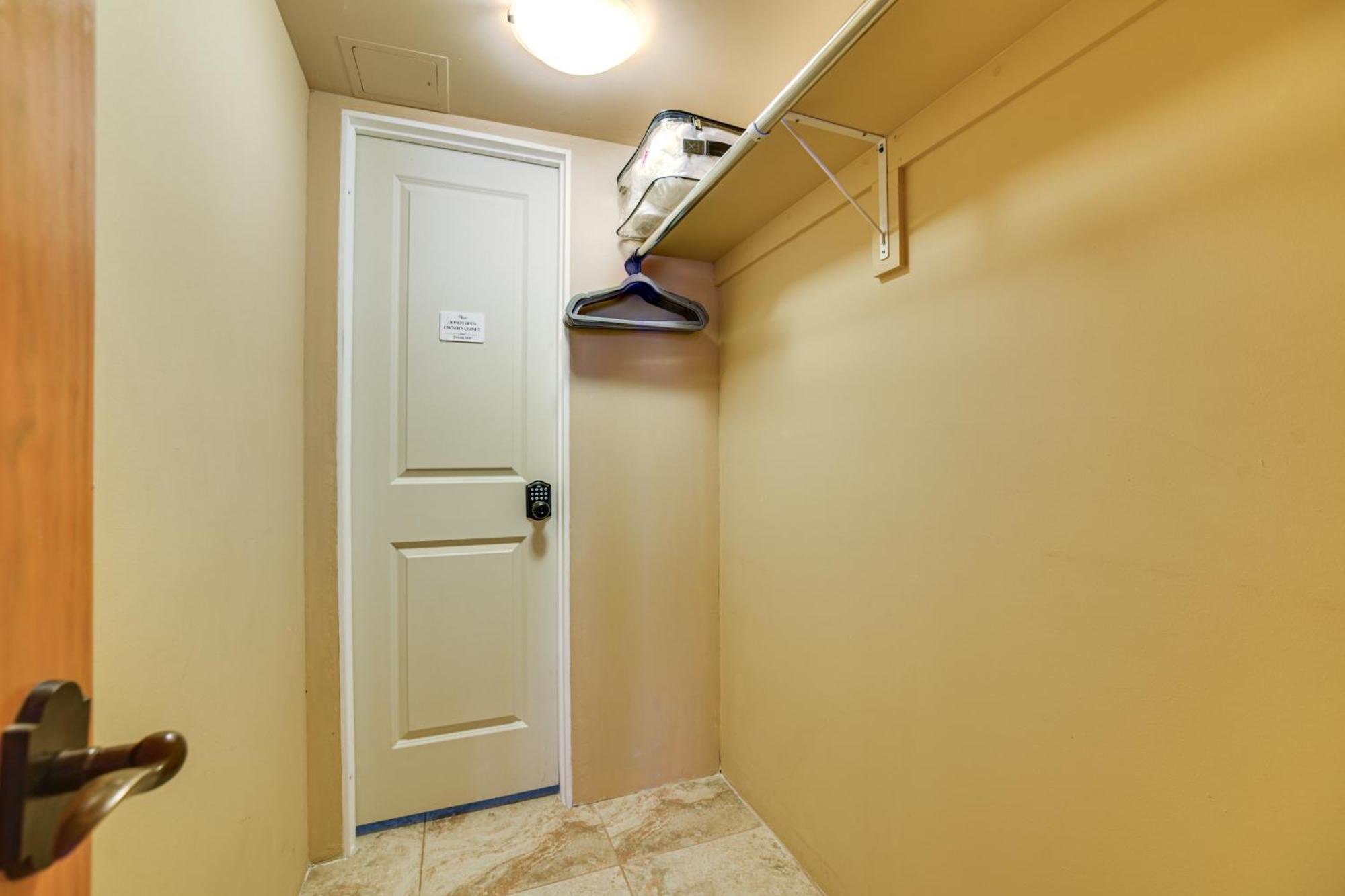 Walk To Plaza With Kiva Fireplace! *